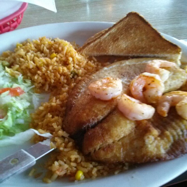 Das Foto wurde bei La Posada Mexican Restaurant von Deborah L. am 4/26/2014 aufgenommen
