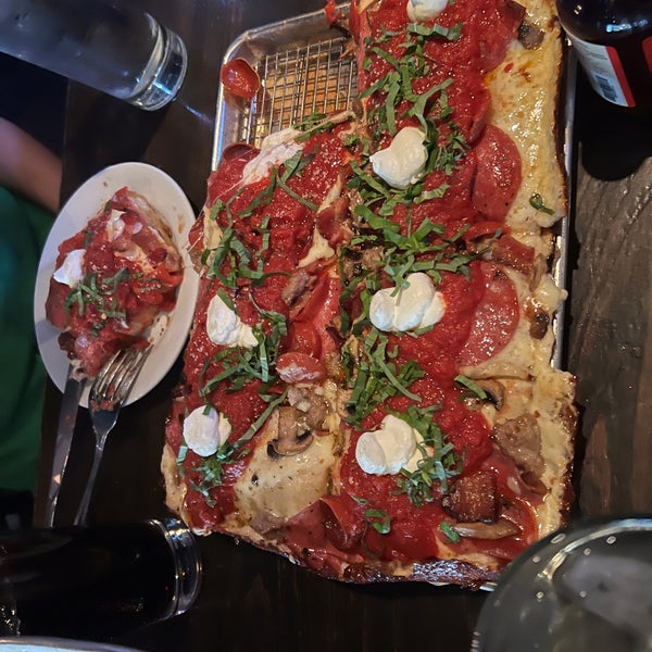 4/16/2022 tarihinde Courtney J.ziyaretçi tarafından Pizza Rock'de çekilen fotoğraf