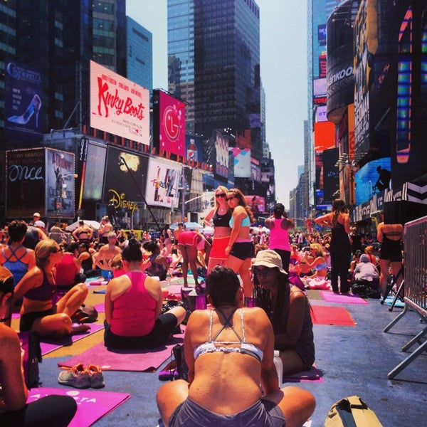 Das Foto wurde bei Solstice In Times Square von Mary Ellen R. am 6/21/2013 aufgenommen