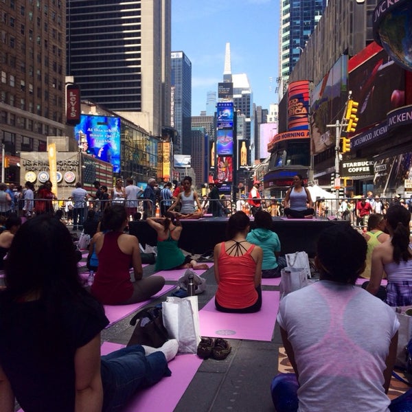 Das Foto wurde bei Solstice In Times Square von Mary Ellen R. am 6/21/2014 aufgenommen
