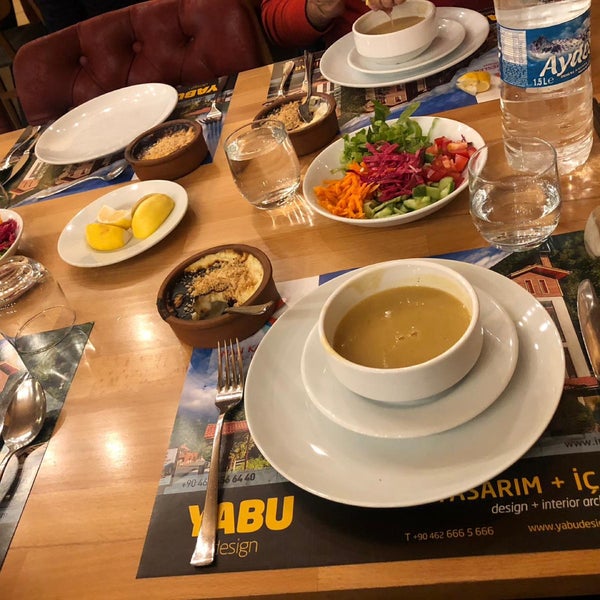Das Foto wurde bei Inan Kardesler Hotel von İrem D. am 10/7/2018 aufgenommen
