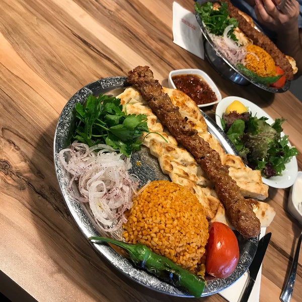 รูปภาพถ่ายที่ Kariyer Cafè &amp; Restaurant โดย İrem D. เมื่อ 4/1/2018