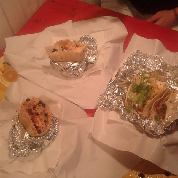 10/17/2013 tarihinde Nina T.ziyaretçi tarafından California Burrito'de çekilen fotoğraf