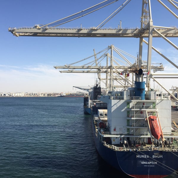 Jebel ali port. Jebel ali port