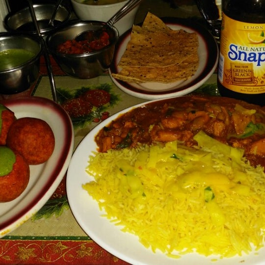 Foto tirada no(a) Kismat Indian Restaurant por D R. em 12/14/2014