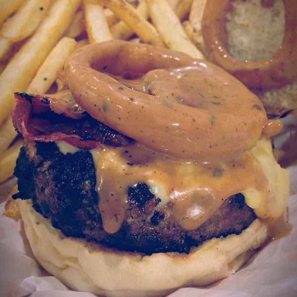 Снимок сделан в Burger Junkyard пользователем Amir A. 3/7/2013