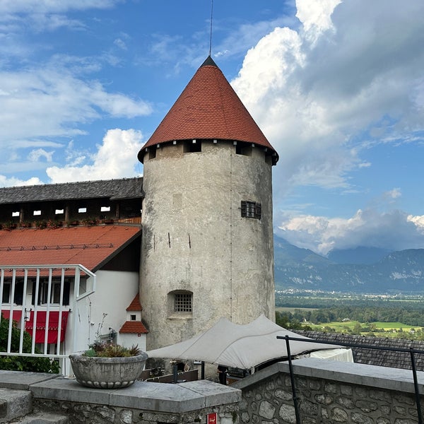 8/16/2023 tarihinde Rudi T.ziyaretçi tarafından Blejski Grad | Bled Castle'de çekilen fotoğraf