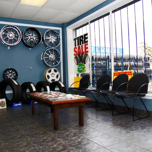 รูปภาพถ่ายที่ 106 St. Tire &amp; Wheel - Jamaica-Merrick Blvd. โดย 106 St. Tire &amp; Wheel เมื่อ 10/17/2013