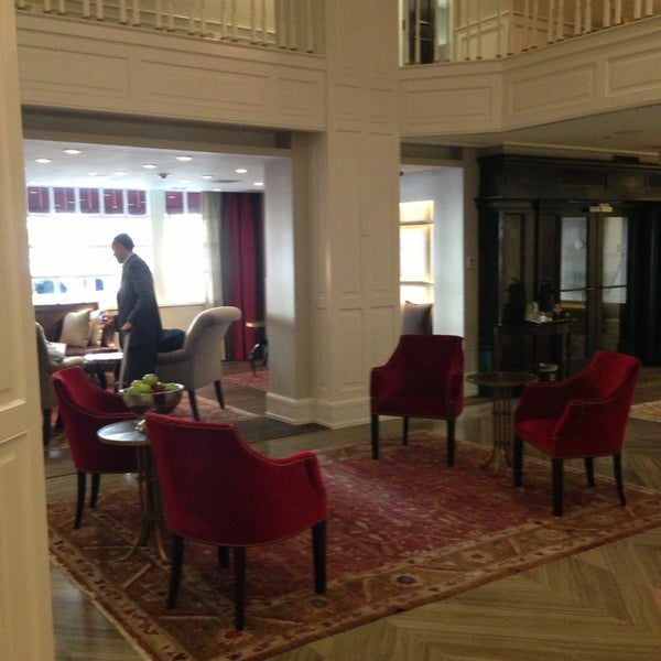 9/17/2013 tarihinde Stiggy M.ziyaretçi tarafından The Lancaster Hotel'de çekilen fotoğraf