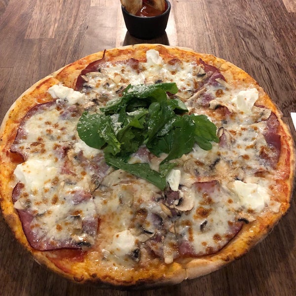 Foto scattata a Pomidori Pizzeria da Hakan C. il 8/25/2019