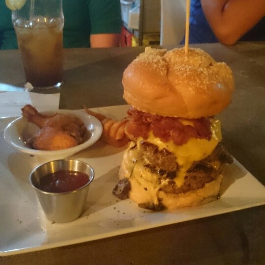 Foto diambil di Gourmet Burger Company (GBC) oleh Enrique R. pada 7/17/2014