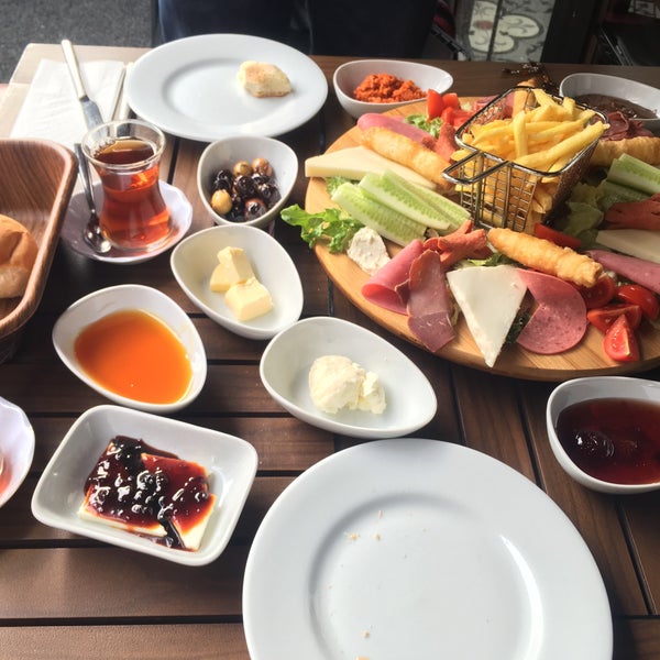 Снимок сделан в Tıkırtı Cafe Restaurant пользователем Çağdaş Ö. 11/8/2016