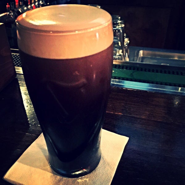 รูปภาพถ่ายที่ Tim Finnegan&#39;s Irish Pub โดย Larry เมื่อ 12/4/2014
