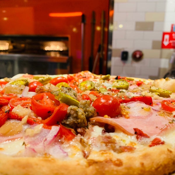 Foto diambil di Blaze Pizza oleh Atlanta L. pada 3/3/2019