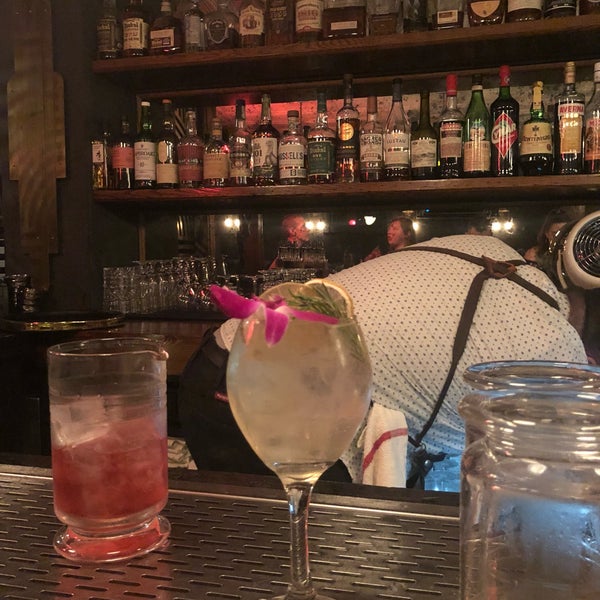 รูปภาพถ่ายที่ The Fox Bar &amp; Cocktail Club โดย ᴡ V. เมื่อ 7/27/2018
