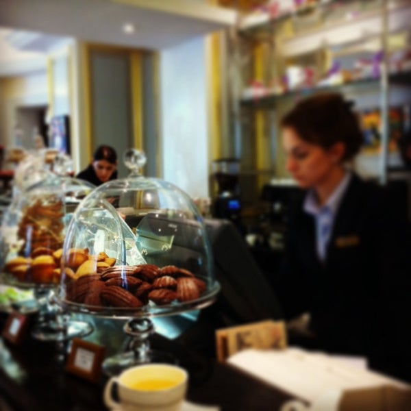 รูปภาพถ่ายที่ Café Vendome &amp; Chocolate Boutique โดย Rena 6. เมื่อ 5/15/2014