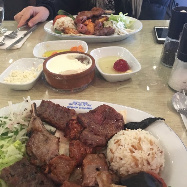 Das Foto wurde bei Kebap Diyarı Restaurant von Lütfü B. am 2/12/2017 aufgenommen