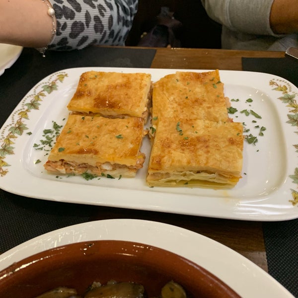 Foto diambil di Restaurante Cervecería Krüger oleh emiria pada 10/19/2019