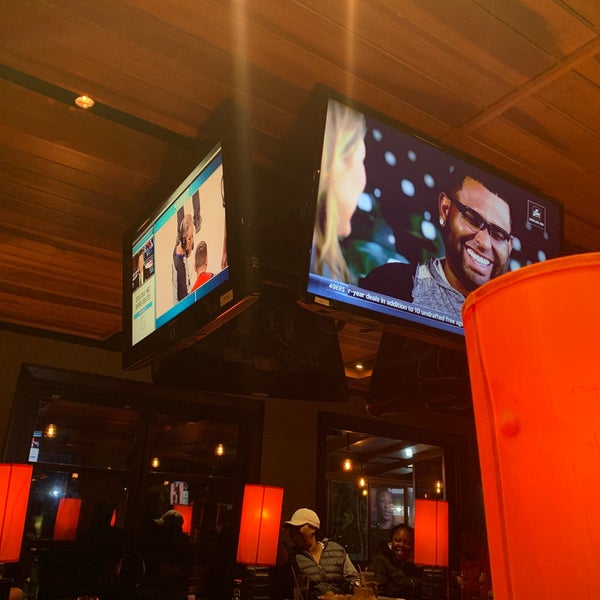 Photo taken at Houlihan&#39;s by QUENTIN V. on 5/4/2019