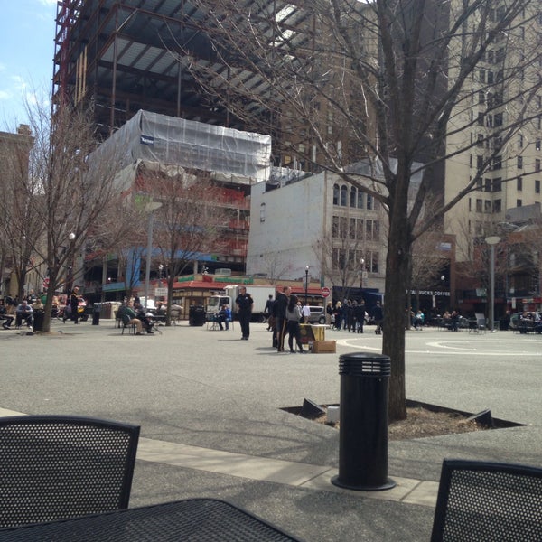 รูปภาพถ่ายที่ NOLA on the Square โดย Michael Z. เมื่อ 4/1/2015