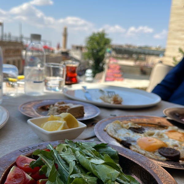 Foto diambil di Bağdadi Restoran oleh вєяαт  pada 6/21/2023