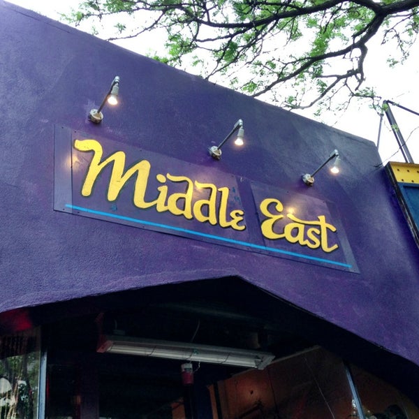 Foto tirada no(a) The Middle East Restaurant por Brian W. em 6/8/2013