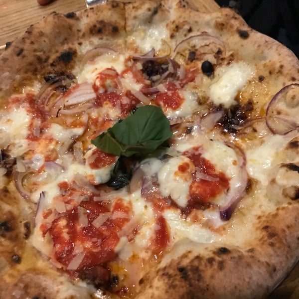 3/17/2018 tarihinde Rebecca H.ziyaretçi tarafından Sorbillo Pizzeria'de çekilen fotoğraf