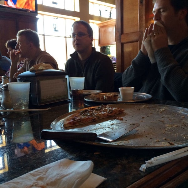 12/11/2013 tarihinde Eric B.ziyaretçi tarafından Sam&#39;s Pizza'de çekilen fotoğraf