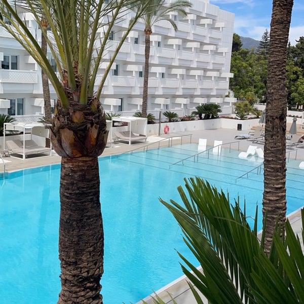 Das Foto wurde bei Alanda Marbella Hotel von Rf am 8/16/2023 aufgenommen
