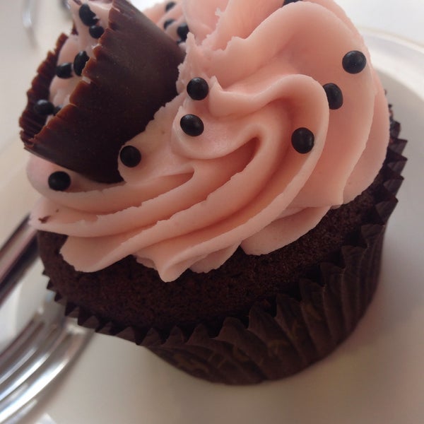 Photo taken at Very Cupcake Bahçelievler by Hazal B. on 2/25/2015