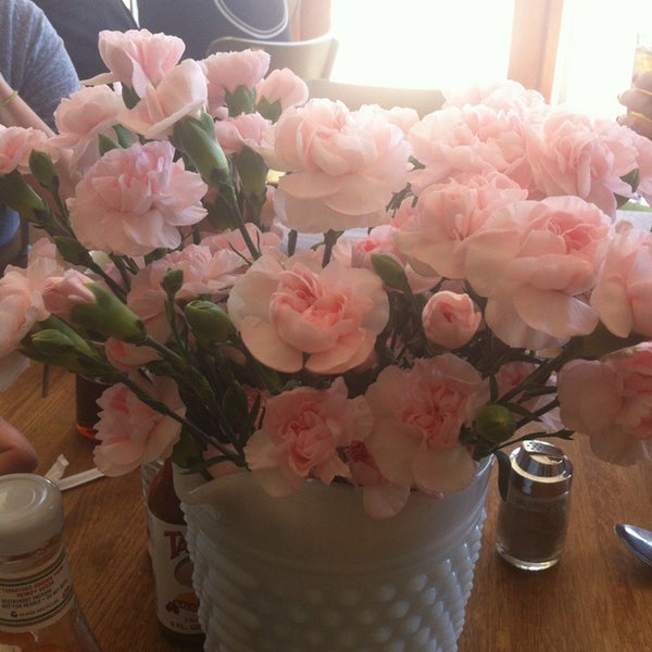 รูปภาพถ่ายที่ Bragg&#39;s Factory Diner โดย Kate B. เมื่อ 4/14/2013