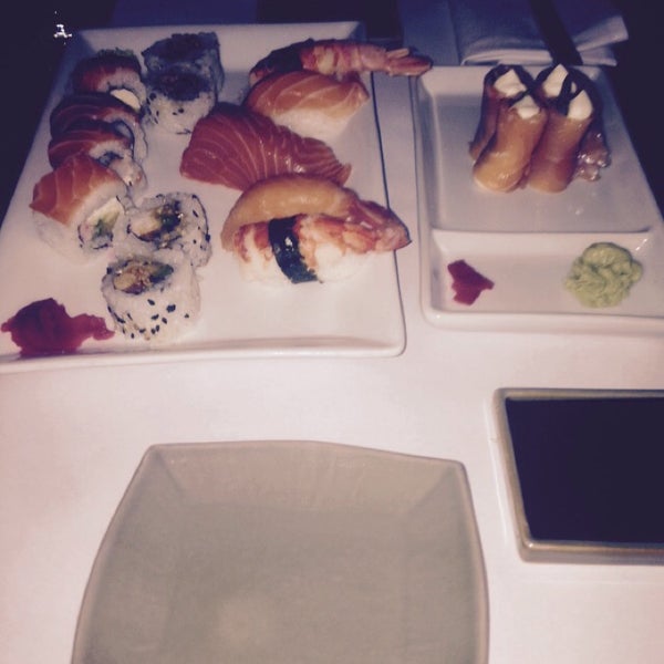 Photo taken at Itamae Sushi by Victoria A. on 11/16/2014