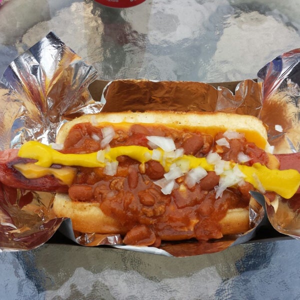 Foto scattata a Dr. Frankfurter&#39;s Monstrous Hot Dogs da Cesar A. il 10/18/2013