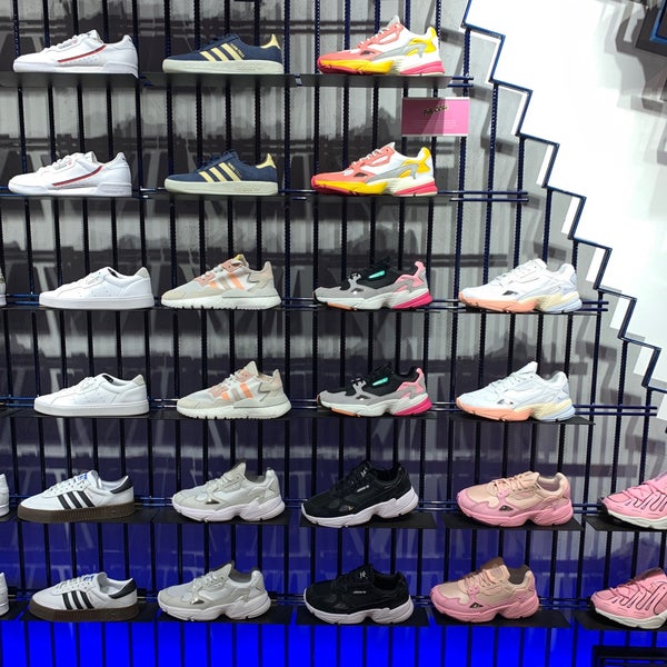 Shipwreck Rød dato stakåndet Adidas Originals Store - Sporting Goods Retail in Berlin