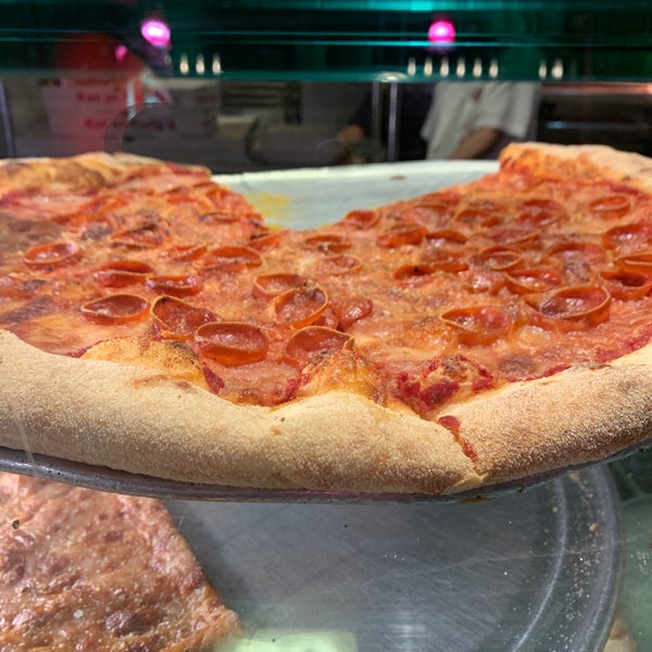 Foto diambil di Tony&#39;s Coal-Fired Pizza &amp; Slice House oleh UltraJbone166 pada 5/6/2019