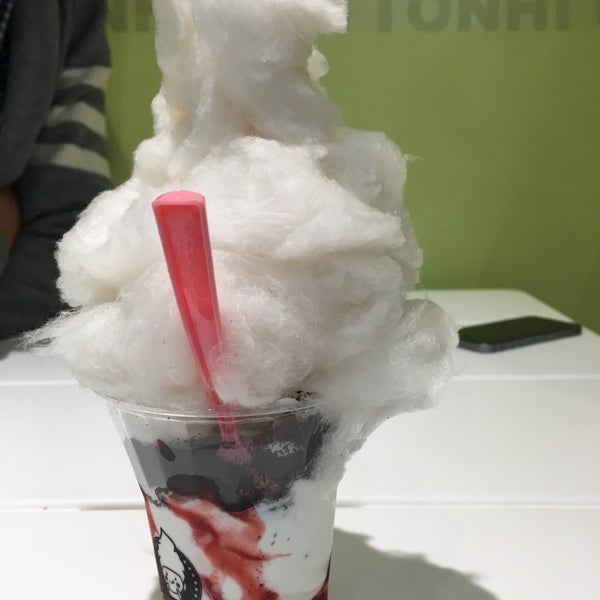 Make sure you don't smoosh the cotton candy into the frozen yogurt or it will melt away.