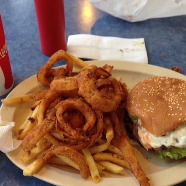 6/14/2014에 Alorefan A.님이 George&#39;s Burgers에서 찍은 사진