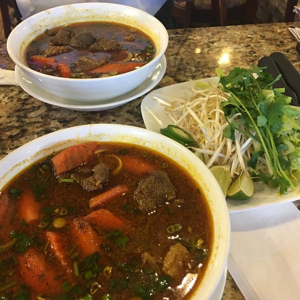 Foto tomada en Ánh Hồng Restaurant  por Gina L. el 10/20/2016