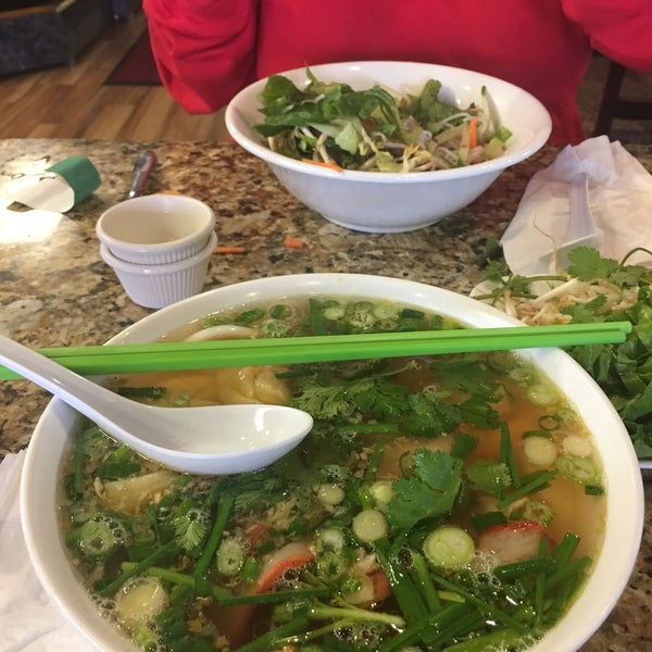 Foto diambil di Ánh Hồng Restaurant oleh Gina L. pada 10/24/2017