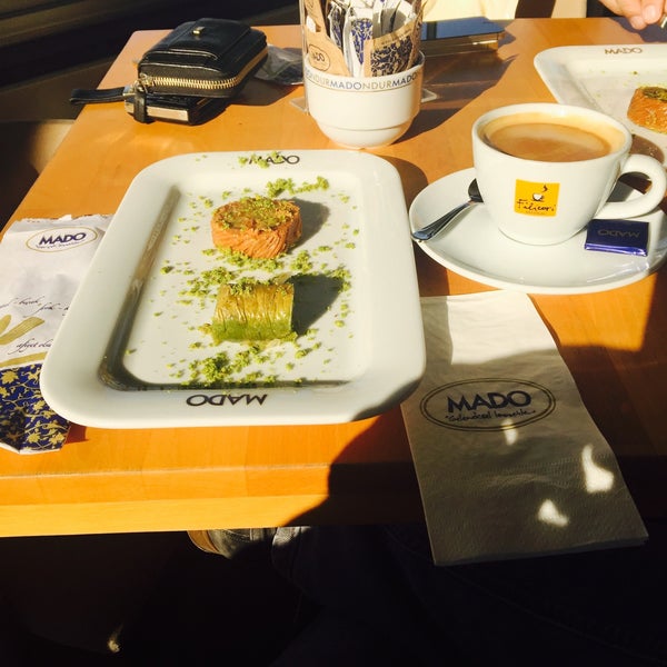 รูปภาพถ่ายที่ Mado Cafe โดย Erkan A. เมื่อ 11/9/2015