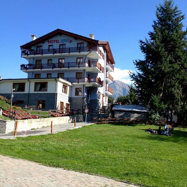 6/17/2016 tarihinde Hotel Laghetto B.ziyaretçi tarafından Bar Restaurant Hotel Laghetto Brusson'de çekilen fotoğraf