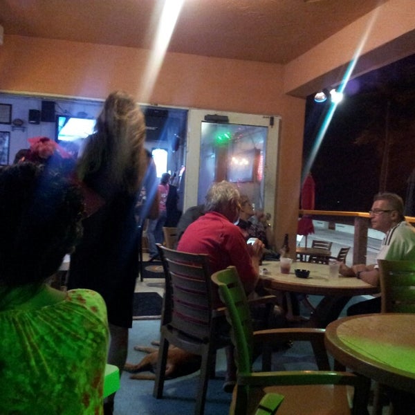 Photo prise au Toucans Oceanside Bar &amp; Grill par Ariel Akiva le11/9/2013