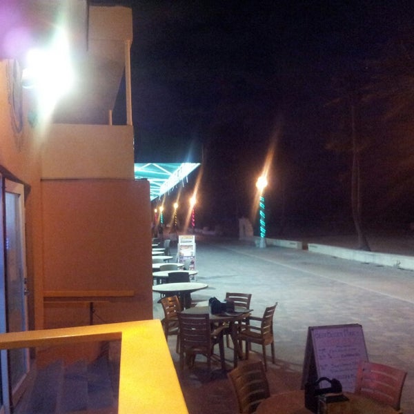 Photo prise au Toucans Oceanside Bar &amp; Grill par Ariel Akiva le11/15/2013