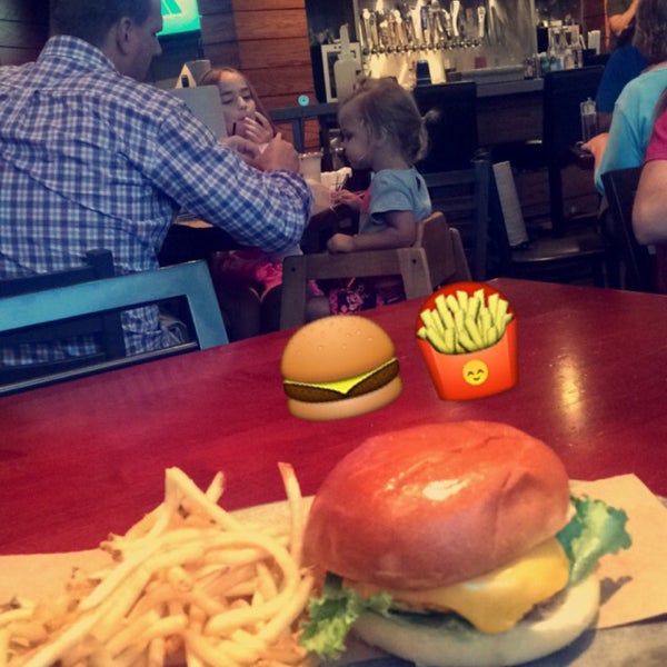 9/7/2015にNouf. S.がVillage Burger Barで撮った写真