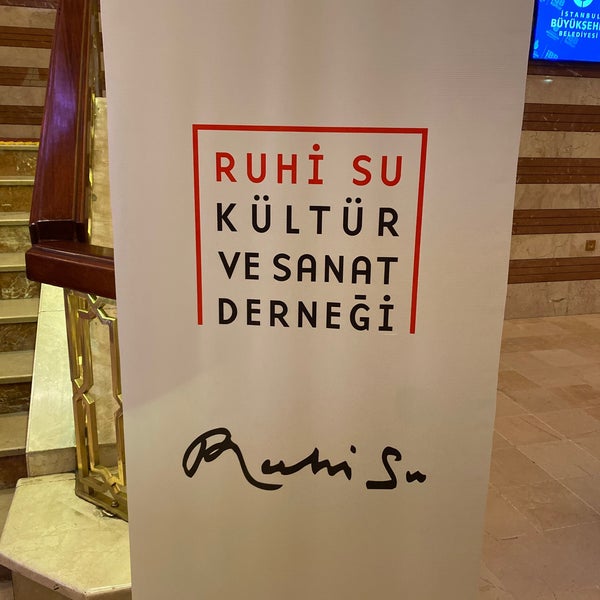Das Foto wurde bei Cemal Reşit Rey Konser Salonu von Uğur K. am 9/20/2023 aufgenommen