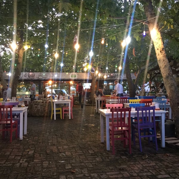 Das Foto wurde bei Ömür Restaurant von Uğur K. am 10/5/2019 aufgenommen