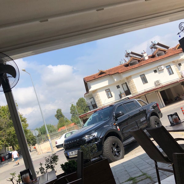 Das Foto wurde bei Baba Fırın - Cafe Çalış von Süleyman M. am 9/28/2018 aufgenommen