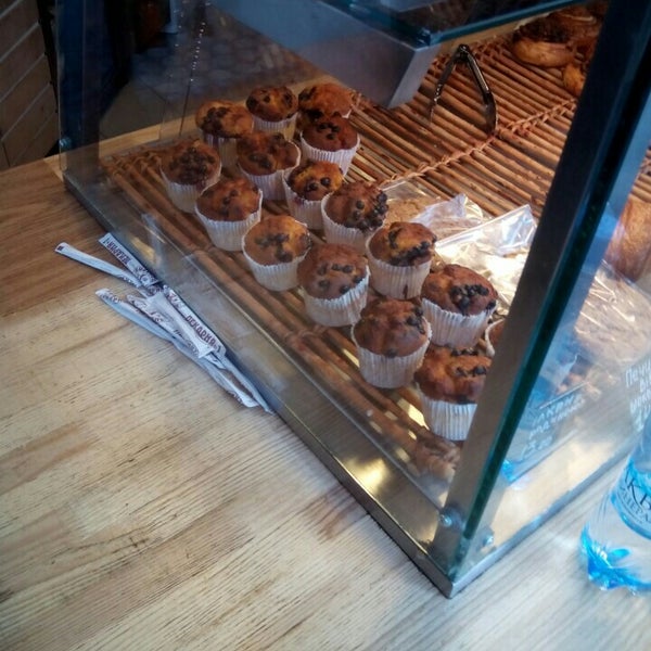 Странный хлеб. Кафе lioness. Лев пекарен. Пекарня вывеска. Кафе lioness.