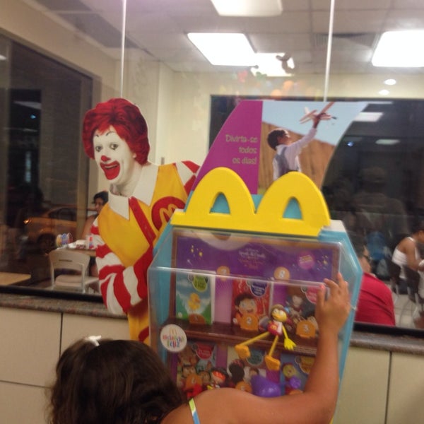 Foto tomada en McDonald&#39;s  por Lillian Carolina G. el 2/2/2014