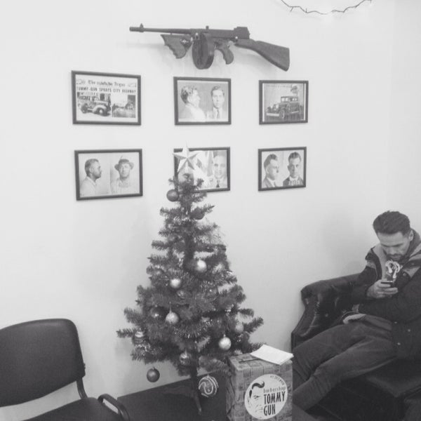 12/16/2014 tarihinde Tommy Gun Barbershopziyaretçi tarafından Tommy Gun Barbershop'de çekilen fotoğraf